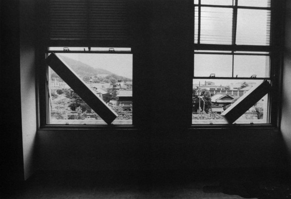 菅木志雄《无限状态》  木材、窗、空气、景色，1970年 ，©菅木志雄，图片来源：潘力艺术国际博客，《“物派”档案（之一）》