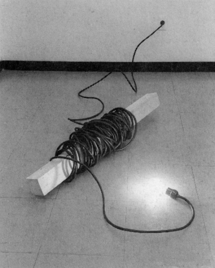 吉田克朗 《Cut-off 8》，木料、电线、灯， 1969年，©吉田克朗