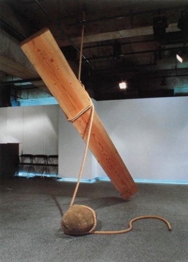吉田克朗 《Cut-off》，木、绳索、石，1969年（1986年再制作)，©吉田克朗