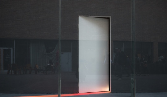 《薄暮 》，感光材料，金属，灯光装置，2015年