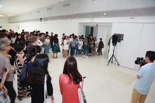 广东时代美术馆邀请到大批未曾有过展览经历的观众在开幕致辞时突然涌入，实施行为《人群》
