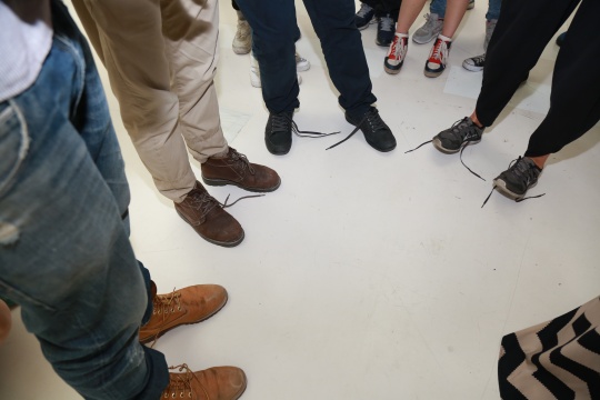 在罗曼的“教唆”下，观众解开了鞋带，构成行为《抵抗》
