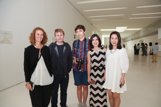 （从左至右）画廊主Monica、罗曼、罗曼的儿子、策展人迪蕾莉娅·拉佐、策展人蔡影茜