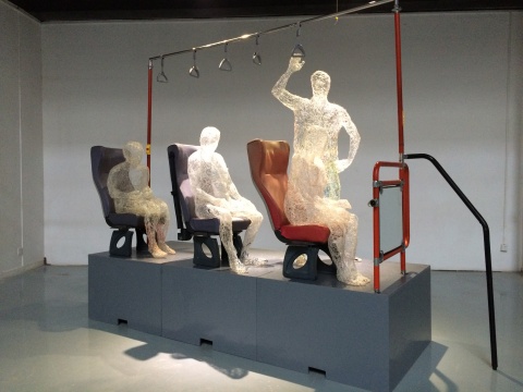 来自台湾的艺术家戴素贞的《暂存的容器》，公交车上虚空的构想
