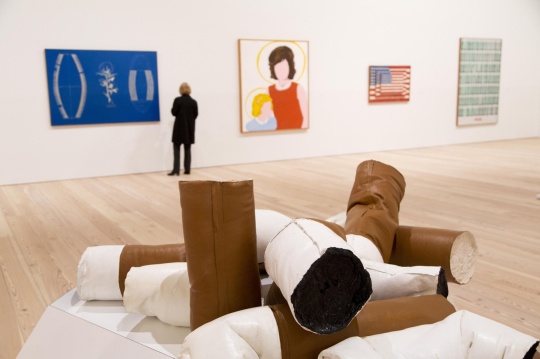 前面的作品为克拉斯·欧登伯格《Giant Fagends》，其身后是Malcolm Bailey、Allan D’Arcangelo、Jasper Johns和安迪·沃霍尔的作品 Photograph: Mark Lennihan/AP
