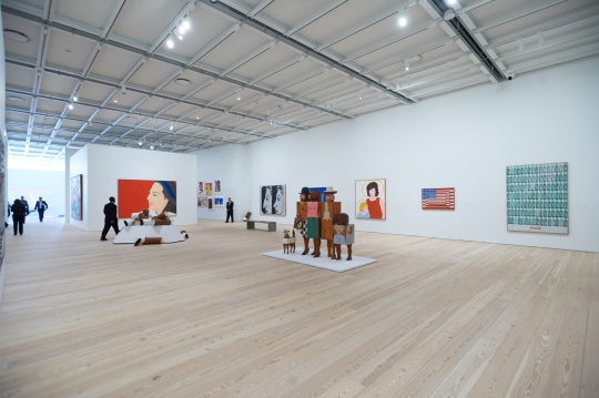 玛丽索作品《女人与狗》（中央）、阿历克斯·卡茨作品《Red Smile 》（背景）photographs: Tim Knox
