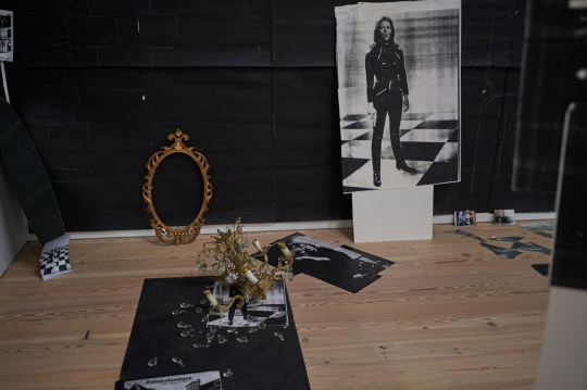 Karen Kilimnik作品《The Hellfire Club episode of the Avengers》photographs: Tim Knox

