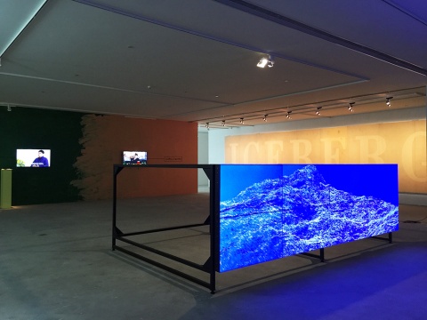今格空间开幕展“虚空：禅意之维”现场图 右前作品来自徐文恺 《有限的风景，无限的巨浪》 装置 2015
