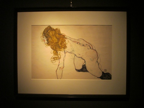 埃贡·席勒《穿深色丝袜、用手支撑身体的金发裸体女子》
