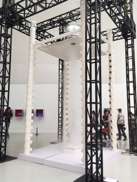 李岩葳  《旋风》  250 × 250 × 400cm   PVC、沙土、烟雾  2015  导师：吕胜中、张国龙、林一林
