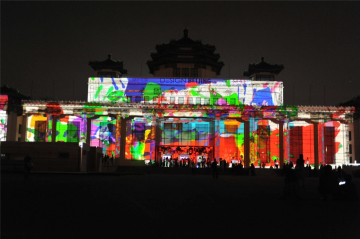 “艺术北京”与中央美术学院设计学院数码媒体工作室合作的多媒体户外楼体投影作品
