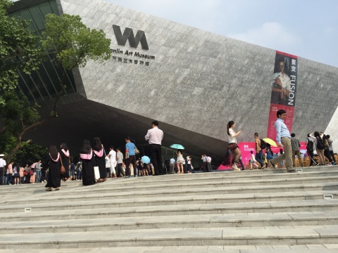 由著名设计师朱锫设计的万林艺术博物馆远观像一块“飞来石”
