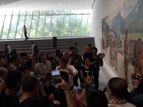 陈东升在刘晓东作品《温床（之一）》前为嘉宾介绍作品
