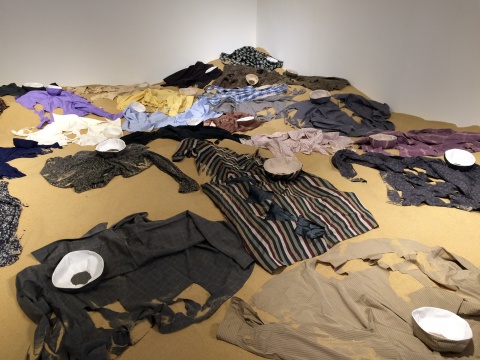 作品《疏离之物》，张雪瑞在选择的衣服上剪掉其中部分，然后缝制成碗，固定在衣服上，像是从衣服中生出来的东西，
