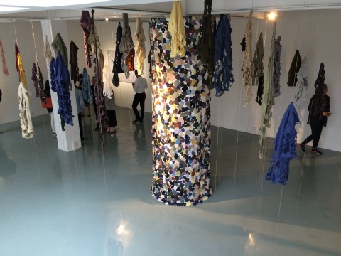 装置作品《切肤》，由50多件旧衣物组成，艺术家把它想象成一棵树，树干和枝叶互为存在的整体，也象征着一岁一枯荣的生命循环