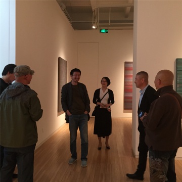 展览现场嘉宾交流，王兴伟（左3）、东画廊负责人程曦行（中间女士）、艺术家曲丰国（右2）

