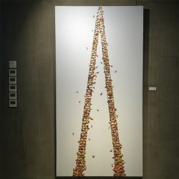 2009年作品《阶梯》，筷子以阶梯的角色出现，宛若一座金字塔，人们在为理想奋斗与抗争
