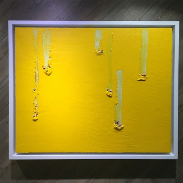 2015年作品《滑 15.4.27》，黄色等大块颜料的使用，在秦凤玲看来，这一造型给人的感官刺激如同奶油一般
