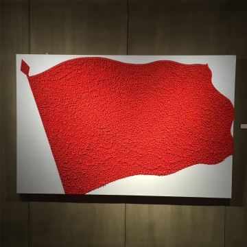 2008年作品《旗》，画面仅有单纯的红色，红色代表着激情飞扬
