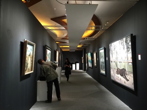 中国嘉德2015春季拍卖“当代艺术II”专场预展现场，依旧保持着嘉德一贯对学院及写实派大家的关注
