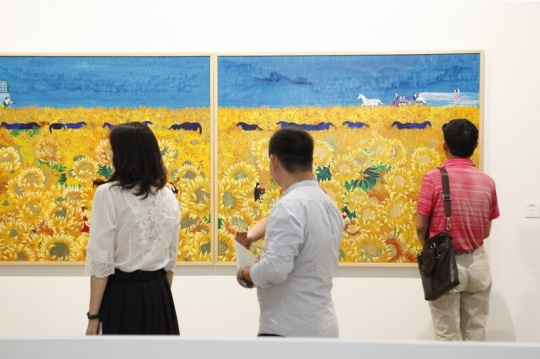 观众正在欣赏“黄金向日葵”系列作品
