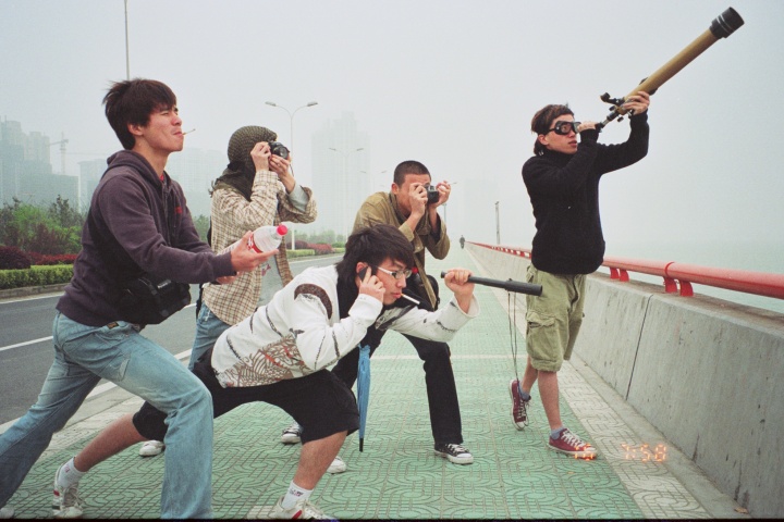 双飞艺术中心在日常也有自发性的创作，2009年“攻占钱江大桥小岛”现场
