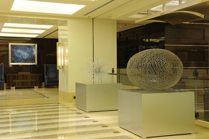 由北京保利拍卖提供的位于二层连廊的作品装饰《生命系列》，艺美画廊曾经入驻酒店的这一层
