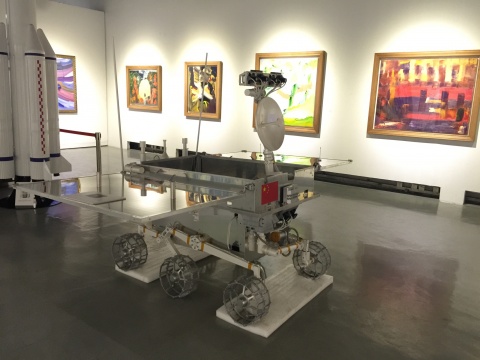 展览现场还展出了象征宇宙观的火箭与月球车模型
