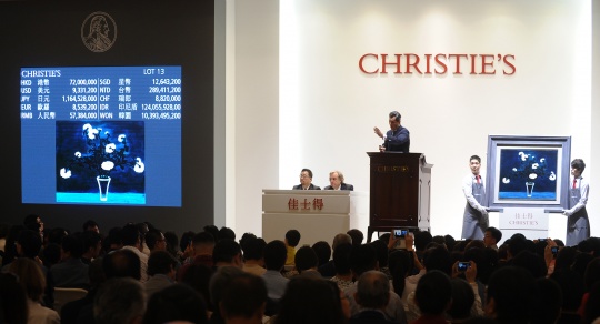 2015香港佳士得春拍亚洲二十世纪及当代艺术夜场拍卖现场
