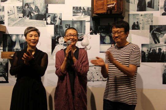 艺术家陈庆庆（中）做开幕演讲，左为展览出品人谷燕女士，右为策展人梁克刚先生
