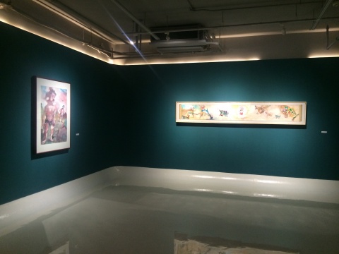展览现场，中国卷轴画的方式，在相纸上描绘的神话人物

