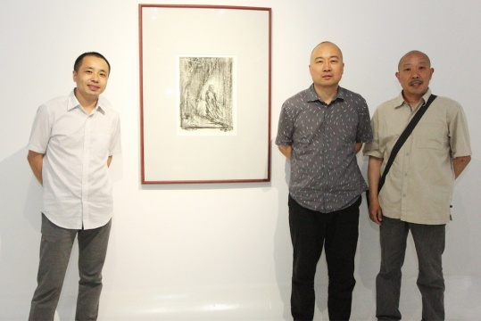 左起，策展人方志凌、艺术家尹朝阳、艺术家段建伟