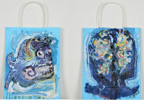 高二河画在纸袋上的作品，信手拈来的“涂鸦”，极具情感和幽默