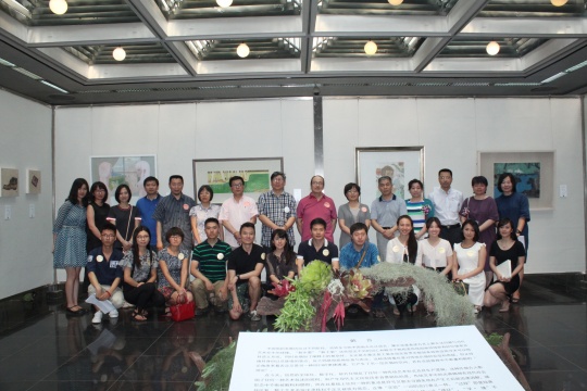 来自京城七大艺术类专业院校（学院）的十五位青年艺术家与到场嘉宾及策展人合影
