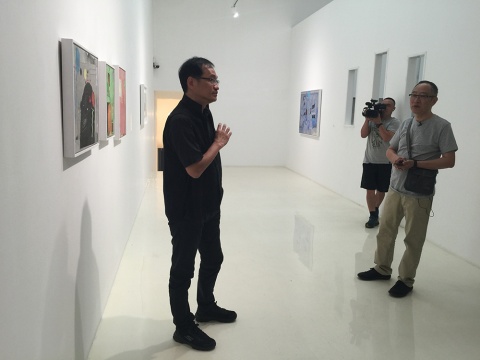 开幕前半小时，台湾著名学者王嘉骥在艺术家的陪同下，为在场的媒体记者们先进行作品导览
