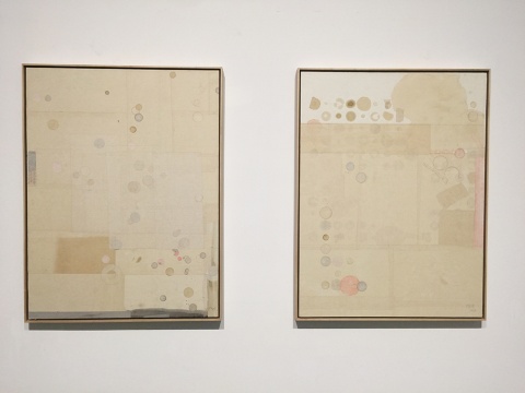 左：《茶日记》茶、色、墨、宣纸拼贴  100 × 80cm  2013
右：《茶日记》 茶、色、墨、宣纸拼贴  100 × 80cm  2012
