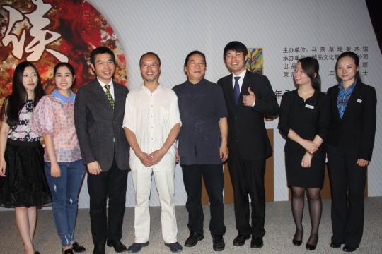 策展人义丰（左三）、中央美术学院实验艺术学院院长吕胜中（左四）、艺术家张国龙（左五）以及美术馆工作人员合影
