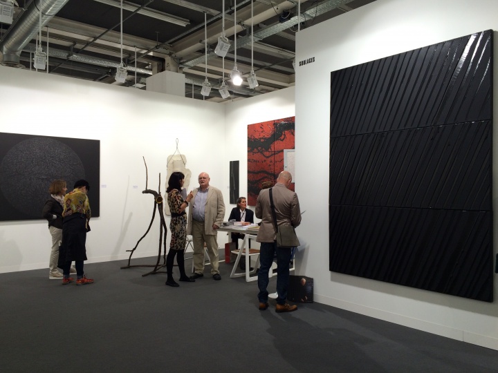 Galerie Alice Pauli带来的Soulages Pierre的作品《Peinture》系列非常受欢迎，全部售出
