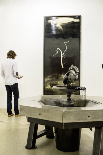 香格纳画廊展位又一次在巴塞尔带来了陆垒的作品《乌鸦泉》© Art Basel
