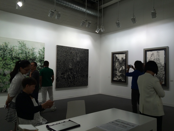 位于策展宣言（Feather）单元一楼的aye画廊，此次带来的是刘炜全新的油画及墨水画
