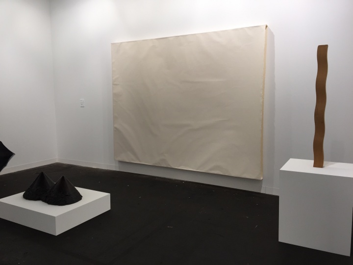 首次进入瑞士巴塞尔艺博会的东京画廊此次以展出以“物派”为题的主题展览，从六十年代末开始以雕塑作品为基本的日本运动家的作品——高松次郎、关根伸夫、 菅木志雄、小清水渐、榎仓康二的作品
