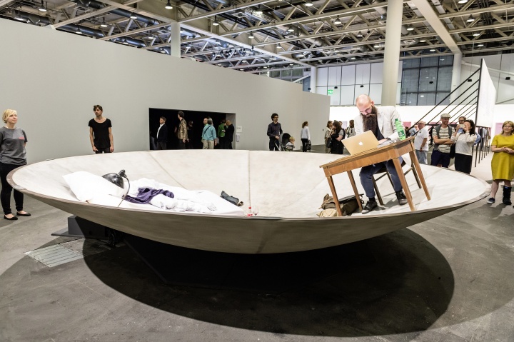 艺术无限（Unlimited ）单元最受瞩目的作品Julius von Bismark的《Egocentric system》，日常还是戏剧，在一个不停旋转的凹型转盘上将问题抛给观众© Art Basel