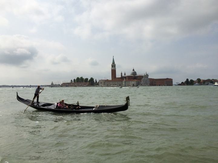 漂浮在水面的贡多拉，威尼斯仿佛要被海水吞没
