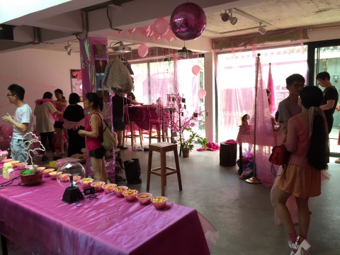 “平克共和国”项目以粉色调为主，入场者需要拥有粉色的饰物及派对入场券才可以
