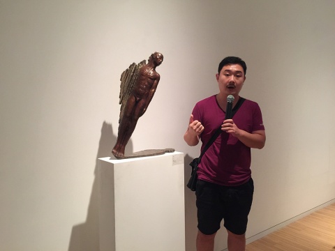艺术家闫磊为现场观众及媒体解读自己的作品