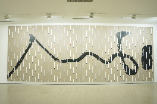 展览现场，图为作品《作品35号》，300×800cm，亚麻布油画，创作于2013年
