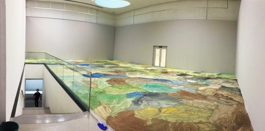 张恩利为展览空间创作的空间绘画项目现场，位于展厅的二层空间
