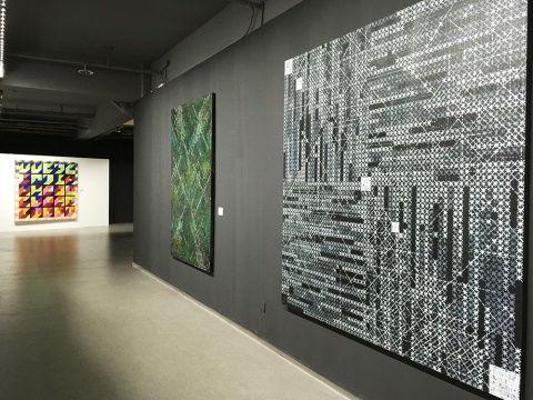 位于一层第二个展览区域，展出的是丁乙与赵要的大尺幅作品
