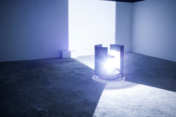 2014ART021现场，此为奥拉维尔·埃利亚松作品《你的偶遇》，材质为HMI灯，木，金属，玻璃，发动机，尺寸不定，2009，维他命艺术空间
