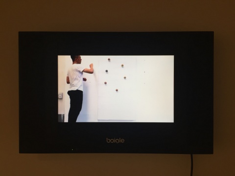 《这是一件无聊的绘画》视频演示，洪绍裴用一颗颗小球顺着轨道滚落底端
